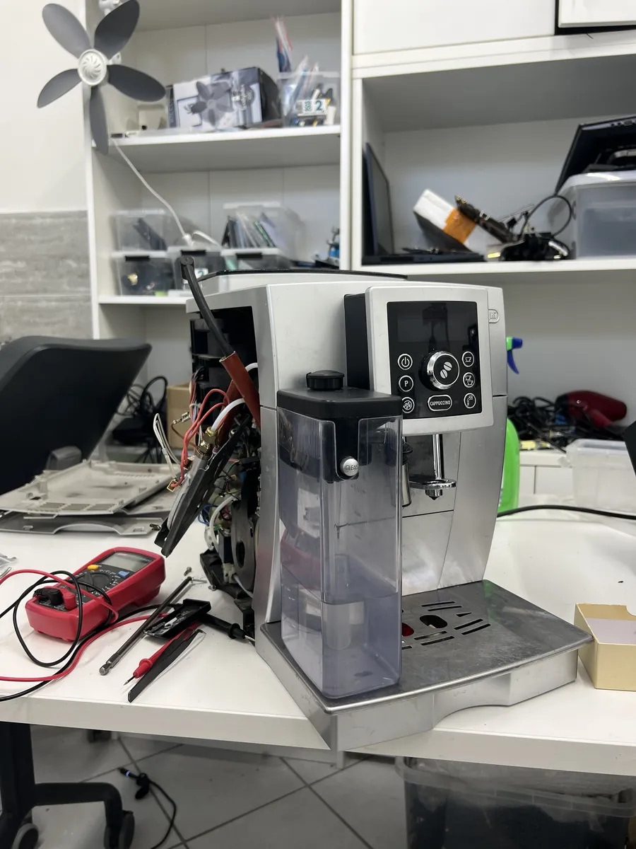 Ekspres do kawy DeLonghi podczas naprawy w warsztacie Expert Serwis — widoczna elektronika i podzespoły